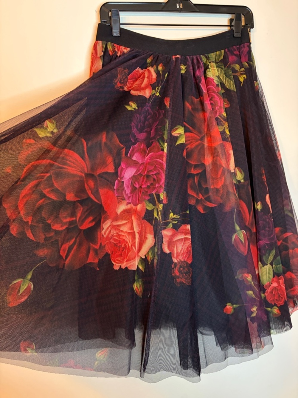 Ted Baker London Black Tulle Midi Skirt with Red Rose Print— NWOT— Size 2 - Picture 5 of 7